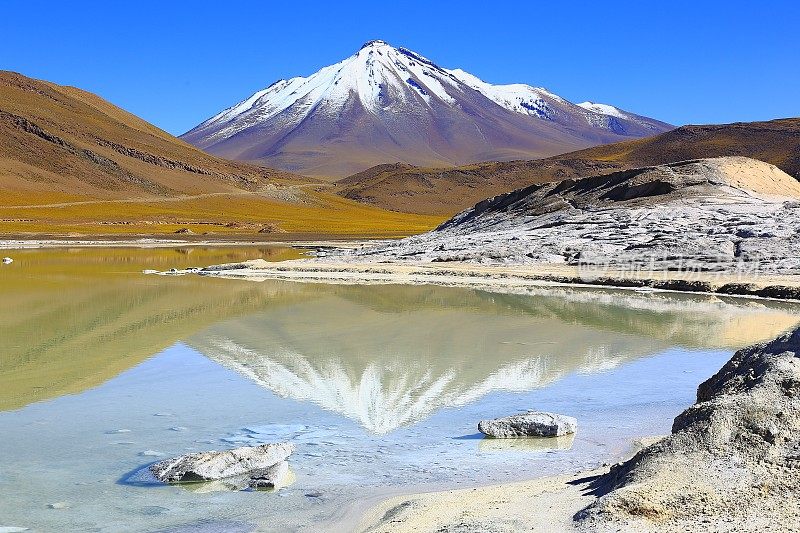 Salar de Talar和Miniques火山，Piedras rojas(红色石头)-绿松石湖反射和田园般的阿塔卡马沙漠，火山景观全景-圣佩德罗阿塔卡马，智利，Bolívia和阿根廷边境